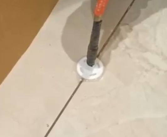 包头瓷砖空鼓维修公司专业解答瓷砖在铺贴过程中，如果没有涂抹均匀到位的粘结材料（如水泥砂浆或瓷砖胶），可能会导致以下问题